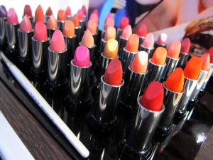 make-up-for-ever-rouge-artist-intense-and-nat-L-W1uCNl